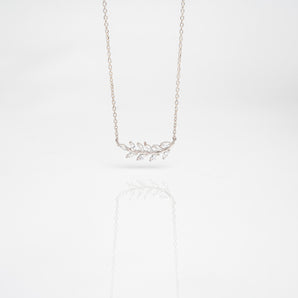 Collana Calynea in Argento 925 con ciondolo a ramo con foglie e zirconia cubica brillante