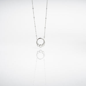 Collana Armonia in Acciaio Inossidabile 316L con ciondolo a cerchio e tre perle