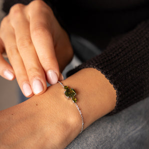 Bracciale Fiaba Verde al polso abbinato alla collana