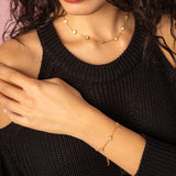 Indossato con la sua Collana il Bracciale Motivi Preziosi oro con petali sottili e pietre bianche luminose